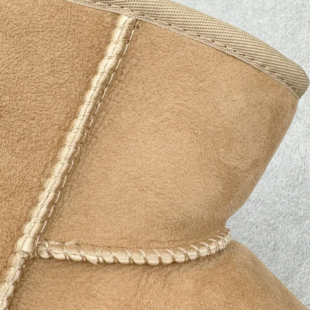 Pick up locally💰520 UGG 6222 Classic short-cut autumn and winter sheepskin and fur integrated snow boots. All shoes are made from the same factory as ZP. Longfeng A-grade Australian imported sheepskin and fur integrated men's and women's boots. Brand OEM production line. Fully follow the ZP process. OEM original pattern maker. Adhering to the principle of no original shoes and no development selection. Pay attention to every detail. The most authentic version on the market. TREADLITE "Light Wing" technology outsole. Lightweight/durable/flexible/pile size: 35 36 37 38 39 40 41 42 43 44 45 Coding: by2936070